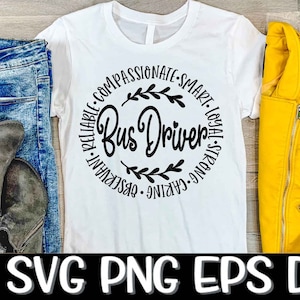 Puede incluir: Camiseta blanca con un diseño circular negro que dice "Bus Driver" rodeado de las palabras "Caring, Strong, Loyal, Smart, Compassionate, Reliable, Observant".
