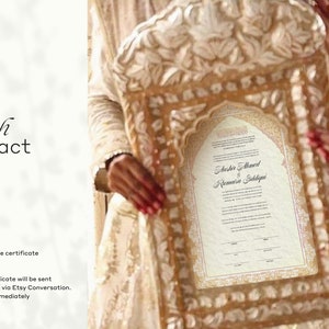 Może przedstawiać: Złoty, oprawiony kontrakt Nikkah z imionami "Shahid Edward & Rumana Siddiqui" napisanymi kaligraficznie. Kontrakt jest na białym tle z złotymi akcentami.