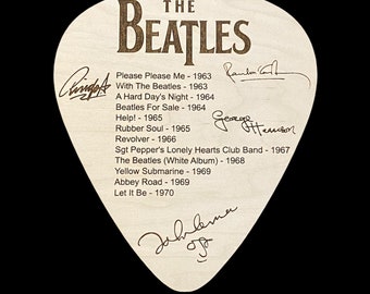 The Beatles COLOSSAL Guitar Pick con discografía y autógrafos facsímiles 24" x 21" Grabado con láser John Lennon McCartney Ringo Harrison