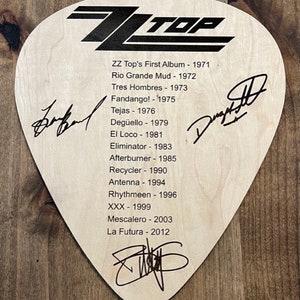 ZZ Top LARGE gitaarplectrum met discografie en facsimile-handtekeningen 8 x 7 inch lasergegraveerd