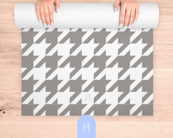 Yoga mat with houndstooth pattern