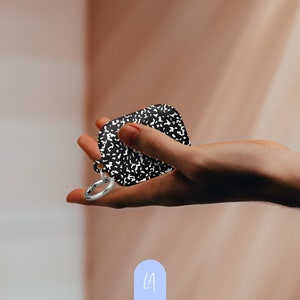 Étui AirPods au motif de cahier de composition | Couverture rigide de protection | AirPods Pro, génération 1 2 3 | Grand cadeau pour elle lui | Noir sur blanc