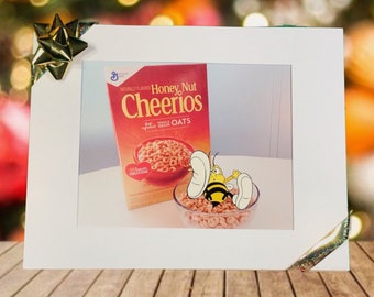 Producción de animación Cel-Buzz Bee-sentado en un tazón de cereales-y fondo-enmarañado-original-único en su tipo-década de 1980