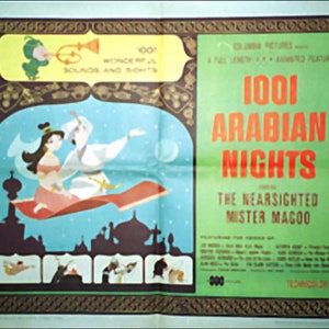 Puede incluir: Un cartel de película vintage para la película animada "1001 Noches Árabes" con Mr. Magoo. El cartel es verde y amarillo con una imagen de dibujos animados de Mr. Magoo volando en una alfombra mágica con una mujer. El texto del cartel dice "1001 Noches Árabes" y "El miope Mister Magoo".