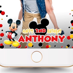 Può includere: Una cornice per fotomaton digitale con un personaggio di Topolino, pois rossi e gialli e il testo "Happy 2nd Birthday Anthony".