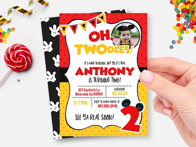 K&ouml;nnte beinhalten: Eine rote, gelbe und schwarze Geburtstagseinladung mit einem Foto eines Kindes. Die Einladung lautet "Oh, Twodles! Es ist kaum zu glauben, aber ja, es ist wahr, Anthony wird zwei!" Die Einladung enth&auml;lt auch das Datum, die Uhrzeit und die Adresse der Party.