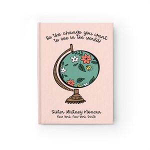 Könnte beinhalten: Ein rosa Notizbuch mit dem Text "Sei die Veränderung, die du in der Welt sehen möchtest!" und einer Illustration eines floralen Globus. Die Autorin ist als "Sister Whitney Moncur, New York, New York South" angegeben.
