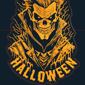 Peut inclure: Un patch brodé jaune avec un crâne portant une veste en cuir et le mot "HALLOWEEN" en dessous. Le crâne a une expression menaçante et est entouré d'éclairs.