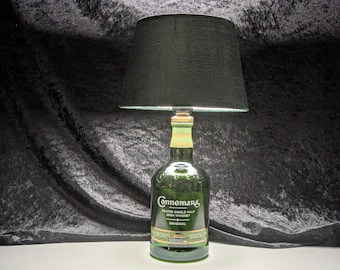 Lampada esclusiva realizzata con bottiglie riciclate, pezzo unico creato artigianalmente, luce accogliente e design sostenibile.