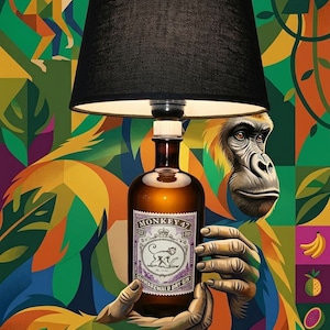 Könnte beinhalten: Eine dekorative Lampe mit schwarzem Lampenschirm, montiert auf einer braunen Flasche Monkey 47 Gin. Das Etikett zeigt eine Affenillustration. Der Hintergrund ist ein farbenfrohes, geometrisches Design mit einem Affen und tropischen Elementen.
