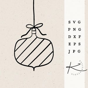 Puede incluir: Un dibujo en blanco y negro de un adorno navideño con un lazo en la parte superior. El adorno cuelga de una cuerda. El texto "SVG PNG DXF EPS JPG" está en el lado derecho de la imagen. El texto "K DESIGN STUDIO" está en la parte inferior derecha de la imagen.