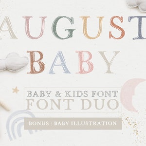 Könnte beinhalten: Ein pastellfarbenes Schriftduo für Baby und Kinder, mit den Worten "AUGUST BABY" und "FONT DUO" im Vintage-Stil. Das Bild zeigt außerdem einen süßen gehäkelten Teddybär, Wolken und einen Halbmond.