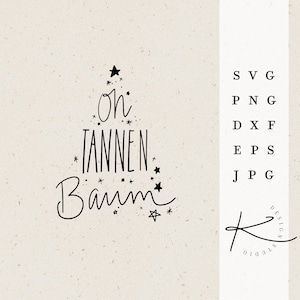 Può includere: Illustrazione in bianco e nero di un albero di Natale con il testo "Oh Tannenbaum" e stelle. L'illustrazione è su uno sfondo beige con un bordo bianco. Il testo "SVG, PNG, DXF, EPS, JPG" è sul lato destro dell'immagine. Il testo "DESIGN STUDIO K" è sul lato inferiore destro dell'immagine.