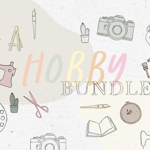Könnte beinhalten: Eine handgezeichnete Illustration verschiedener Hobbyartikel, darunter eine Nähmaschine, Pinsel, eine Kamera, ein Kaktus und ein Buch. Der Text "HOBBY BUNDLE" ist in einer bunten Schrift geschrieben.