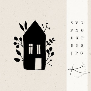 Puede incluir: Silueta en blanco y negro de una casa con ventanas y una puerta, rodeada de hojas y ramas estilizadas. La imagen incluye el texto "SVG, PNG, DXF, EPS, JPG, K Design Studio".