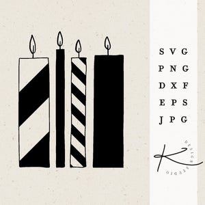 Könnte beinhalten: Vier schwarze und weiße Kerzen mit verschiedenen Mustern. Die Kerzen sind hoch und dünn, mit einer einfachen Flamme oben. Die Kerzen sind in einer Reihe angeordnet, wobei die gestreifte Kerze in der Mitte ist.
