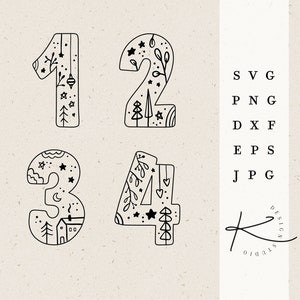 Może przedstawiać: Czarno-biała ilustracja liniowa liczb 1, 2, 3 i 4. Każda liczba jest ozdobiona fantazyjnym wzorem gwiazd, drzew i innych elementów inspirowanych naturą. Tekst "SVG, PNG, DXF, EPS, JPG" jest umieszczony pionowo po prawej stronie obrazu. Tekst "DESIGN STUDIO" jest napisany kursywą ze stylizowanym "K" na początku.