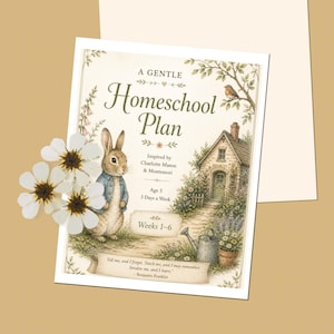 Op de afbeelding: Een zacht homeschoolplan met een illustratie van een konijn in een blauw jasje, een huisje en bloemen. De tekst luidt "Homeschool Plan" en "Weeks 1-6". Geïnspireerd door Charlotte Mason & Montessori, voor kinderen van 5 jaar.