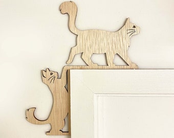 Puerta de madera para gatos con molduras de esquina: Decoración de pared con gatos