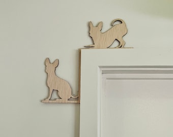 Moldura de puerta de chihuahua: Arte mural de perro en madera contrachapada