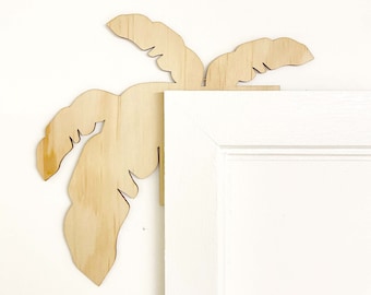 Arte mural de hojas de palmera: moldura de puerta de madera sin pintar