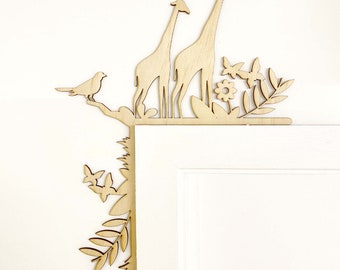 Arte de pared de jirafa, pájaro y mariposas en la jungla, moldura para ventana o puerta, decoración del hogar con jirafa