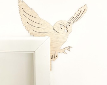 Decoración de esquina de búho de madera: detalle de plumas, molduras para ventanas y puertas