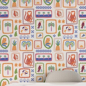 Könnte beinhalten: Bunte Tapete mit einem sich wiederholenden Muster aus postkartengleichen Designs mit Affen, Vögeln und Palmen. Die Briefmarken sind in Orange, Grün und Blau gerahmt. Ein weißer ovaler Tisch und Stühle befinden sich im Vordergrund.