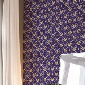Peut inclure: Un piano blanc et un banc noir sont placés devant un mur recouvert d'un papier peint violet foncé avec un motif floral doré. Une plante en pot est à droite, et une fenêtre avec des rideaux blancs est à gauche.