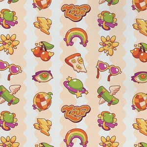 Könnte beinhalten: Café-Interieur mit einer sich wiederholenden Musterung aus bunten Cartoon-Grafiken an den Wänden. Das Muster umfasst Kirschen, Pizzastücke, Regenbogen und Skateboards mit Flügeln. Holztische und -stühle im Vordergrund, mit einer Topfpflanze.