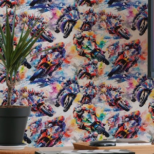 Può includere: Carta da parati colorata con un motivo ripetuto di motociclisti in azione. La scena è un vivace mix di blu, rossi, gialli e viola. Una scrivania in legno con gambe nere e una pianta in vaso sono in primo piano.