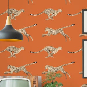 Carta da parati Orange Cheetah / Carta da parati Peel and Stick con motivo animali arancione brillante - Tessuto o vinile rimovibile, non incollato / Dimensioni personalizzate