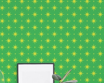 Könnte beinhalten: Ein weißes Sofa mit einem schwarzen Metallrahmen und einem Kissen mit geometrischem Muster steht vor einer grünen Wand mit einem gelben Sternmuster. Ein schwarzes gerahmtes Bild mit dem Wort "simplify." hängt an der Wand. Eine Topfpflanze mit grünen Blättern befindet sich auf der rechten Seite des Bildes.
