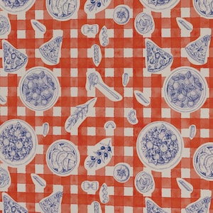Könnte beinhalten: Eine Tischdekoration mit einer rot-weiß karierten Tischdecke, die ein blaues und weißes Muster aus Pizzastücken und Schüsseln mit Essen zeigt. Auf dem Tisch stehen zwei Weingläser und ein Wasserglas sowie ein brauner Samtstuhl.