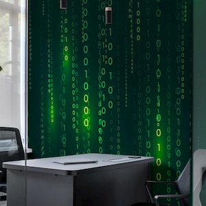 Puede incluir: Un espacio de oficina con un escritorio, sillas y una pared con un patrón de lluvia digital. La pared está decorada con un diseño de código binario verde. El escritorio es gris y las sillas son negras. El suelo es blanco.