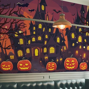 Puede incluir: Un mural de Halloween con una casa embrujada con ventanas iluminadas, murciélagos y árboles desnudos. Cinco calabazas naranjas talladas están frente al mural. La escena está ambientada contra un cielo púrpura oscuro y naranja. Una cabina de restaurante está en primer plano.