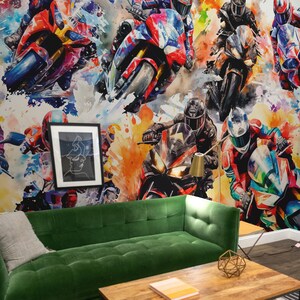 Può includere: Un soggiorno con un divano in velluto verde, un tavolino in legno con struttura in metallo e un colorato murale a tema motociclistico. Sono presenti anche un'opera d'arte incorniciata e un oggetto decorativo geometrico.