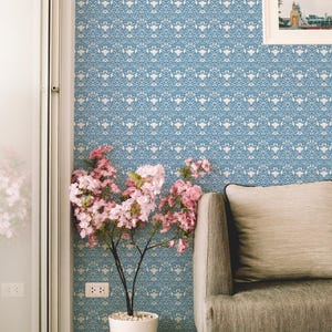 Papier peint Art déco bleu acier | Vinyle floral damassé à peler et coller | Taille et couleurs personnalisées