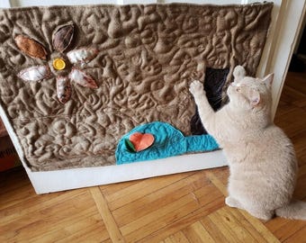 Rascador para gatos colgante para puerta con bandas elásticas, almohadilla rascadora de tela acolchada, juguete para gatos montado en la pared, rascador de tamaño personalizado para puerta.