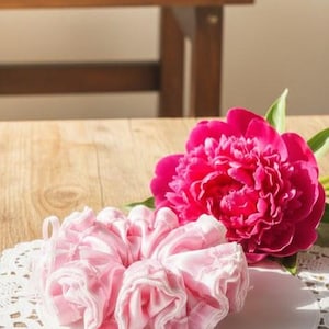 Venta de muestras: Coletero de encaje de satén rosa, coletero voluminoso con pequeñas imperfecciones, accesorio para el cabello económico de segunda mano, oferta de segunda mano.