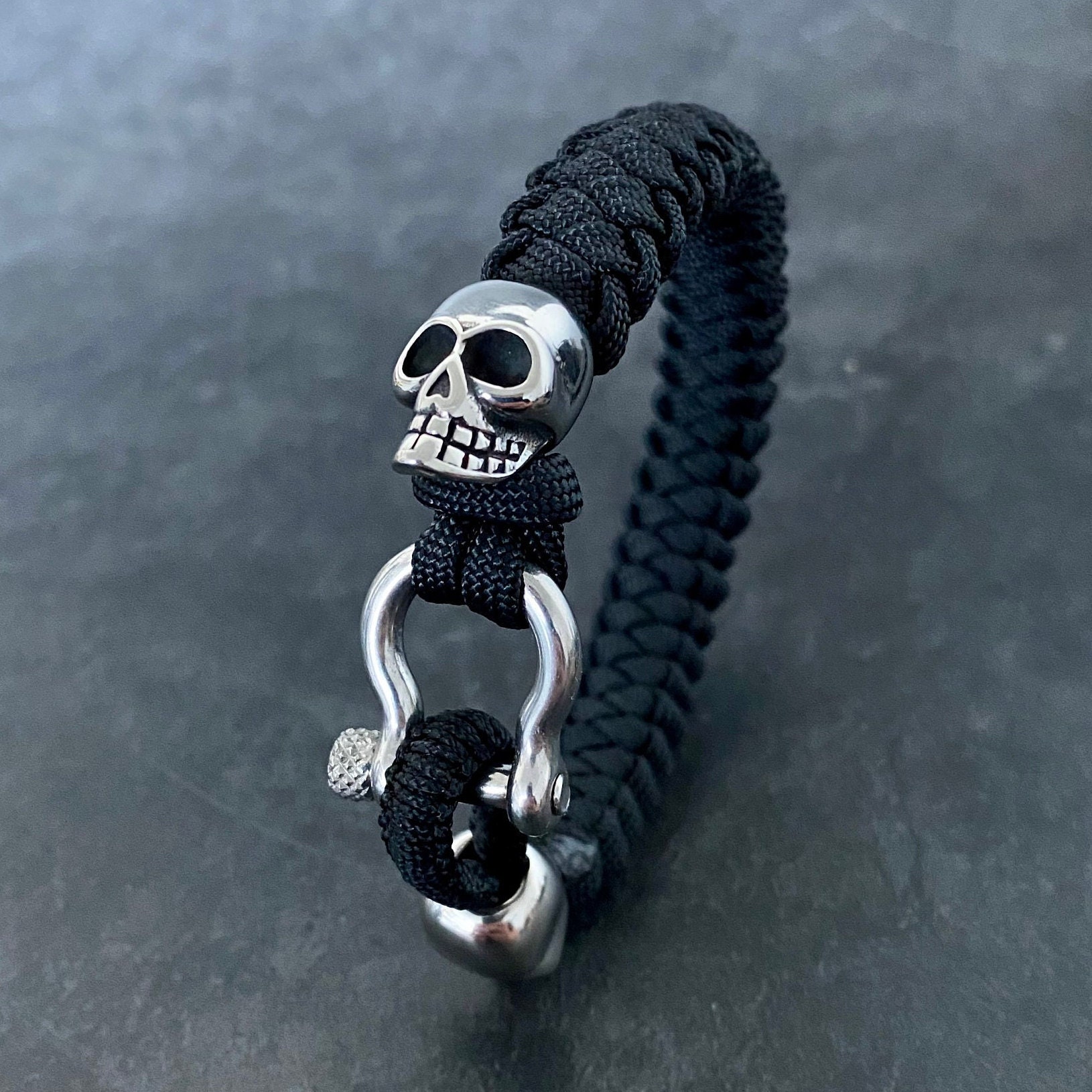 スカルビーズブレスレット - ステンレススチールシャックル付きパラ