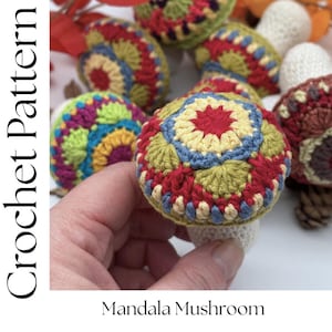 Op de afbeelding: Haakpatroon voor een mandala-paddenstoel. De paddenstoel heeft een crèmekleurige steel en een kleurrijke, cirkelvormige hoed met rode, gele, blauwe en groene details. De tekst "Crochet Pattern" staat links en "Mandala Mushroom" onderaan.