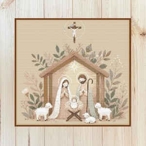 Könnte beinhalten: Kreuzstichmuster, das die Geburt Christi darstellt. Das Bild zeigt Maria, Josef und das Jesuskind in einer Krippe, umgeben von Schafen und Blättern. Die Farbpalette umfasst Beige-, Braun- und Grüntöne, mit einem Kreuz oben.