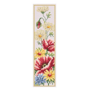 Puede incluir: Un marcapáginas de punto de cruz con un diseño floral. El marcapáginas muestra una disposición vertical de flores en tonos rojos, amarillos y blancos, con tallos y hojas verdes. El borde es de color oro claro.