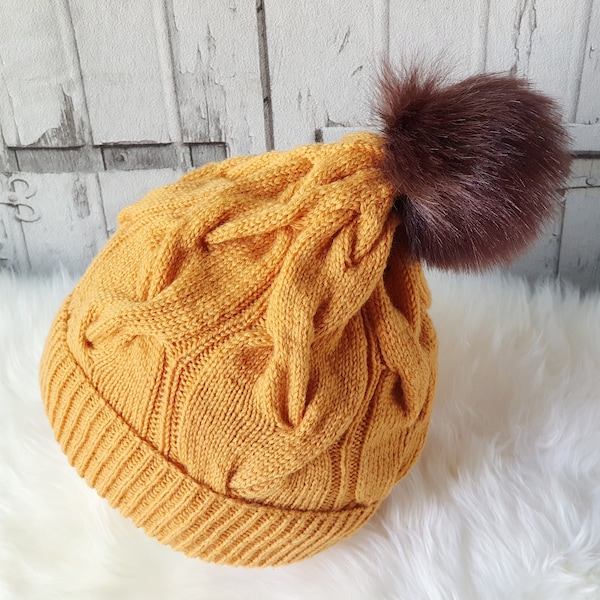 Bonnet femme hiver tricot mode moutarde, bonnet jaune moutarde, bonnet pompon laine mérinos, tenue hiver ado, idée cadeau anniversaire enfant,