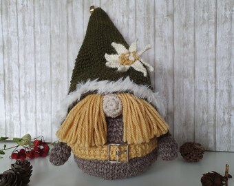 Scandinavian gnome with green hat and daisy decoration, Gift for new home, Crocheted nordic tomte for nursery decoration, farmhouse decor