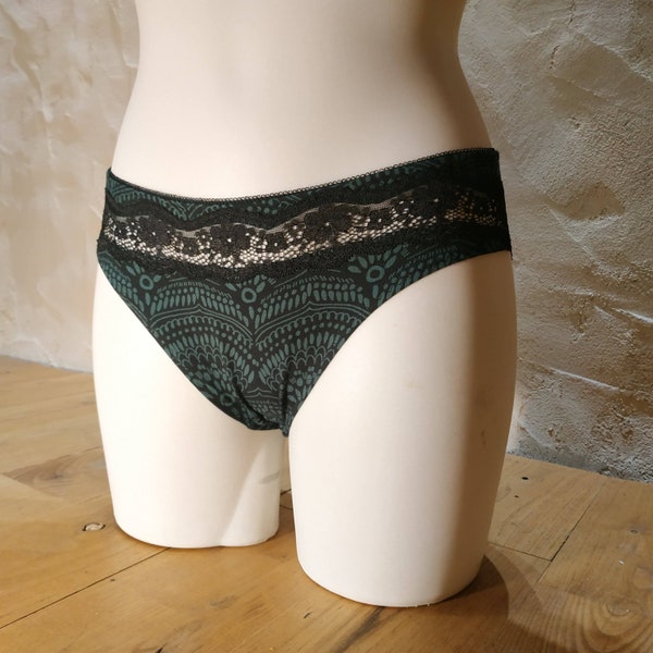 Culotte en coton bio verte sapin et liseré de dentelle noire