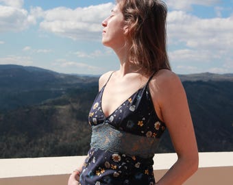 Caraco en coton bio bleu marine motifs floraux et dentelle de Calais bleu cèdre