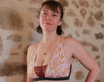 Bralette de algodón orgánico con estampado de palmeras doradas y encaje burdeos.