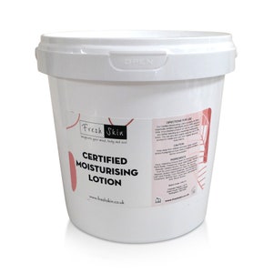 K&ouml;nnte beinhalten: Ein wei&szlig;er Plastik-Eimer mit einem rosa und schwarzen Etikett, auf dem "Fresh Skin Certified Moisturizing Lotion" und "www.freshskin.co.uk" steht.